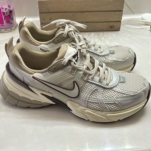 Women’s 7.5 Nikes